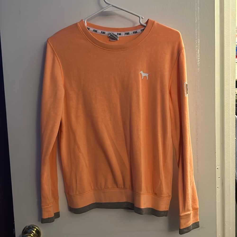 Pink sweater, size xs ,color peach ,hardly worn 😊👍🏾